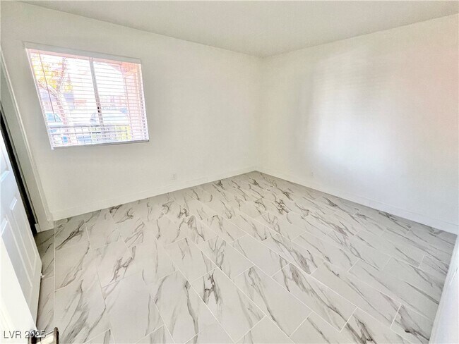 Building Photo - 5161 River Glen Dr