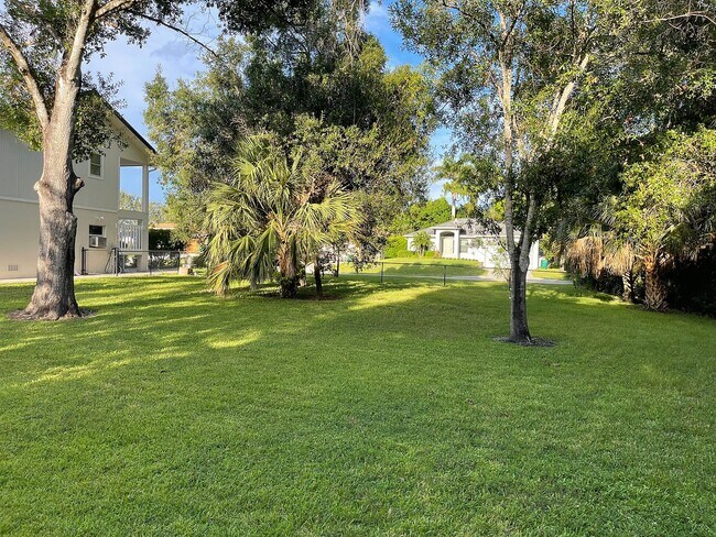 Building Photo - 1337 Center Ln