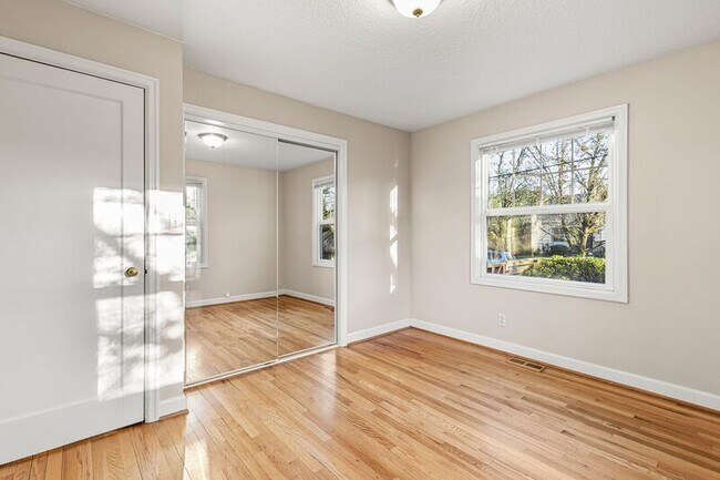 Building Photo - 4317 SE Lexington St