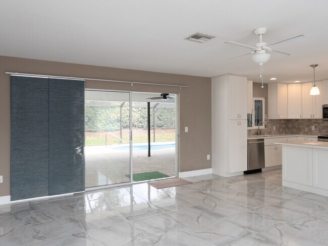 Building Photo - 153 Hourglass Dr