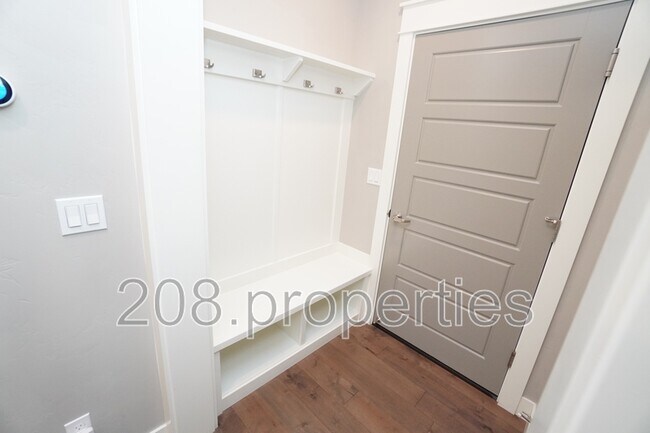 Building Photo - 407 W Pavilion Ln