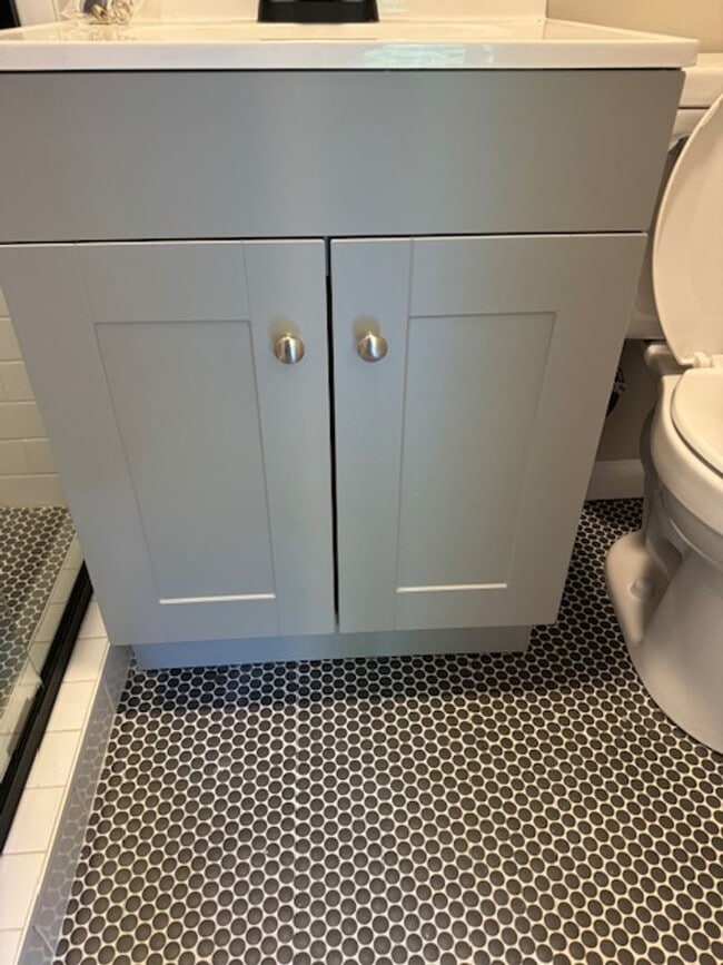 Building Photo - Newly Renovated Unit!