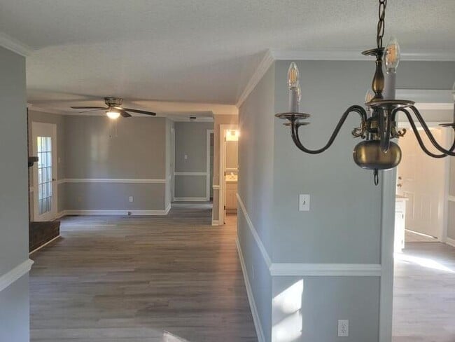Building Photo - 4 Bedrooms 2.5 Bath