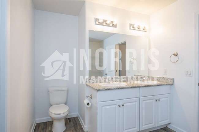 Building Photo - Beautiful Large Home Very Close to Freeway