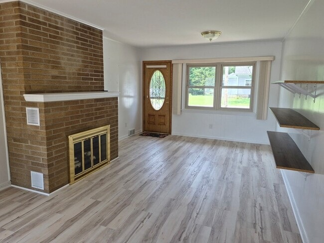 Building Photo - 403 Oak St