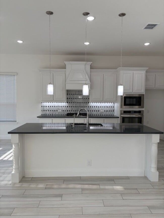 Building Photo - 2 Story Luxury 5 Bedroom Home !!