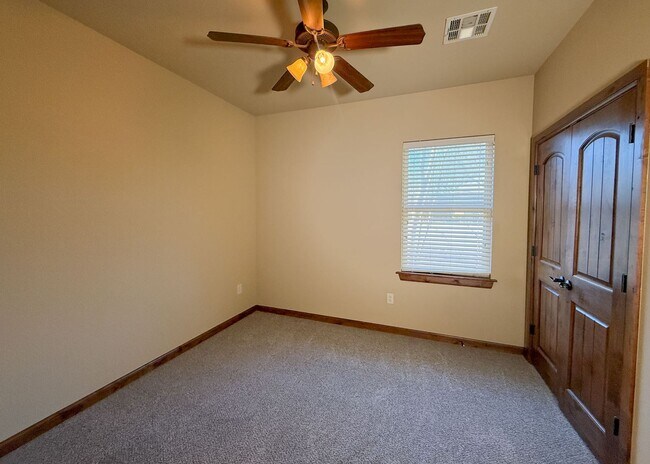 Building Photo - 3 Bed, 2.5 Bath Home in Oxford Park – Open Layout & Tall Ceilings
