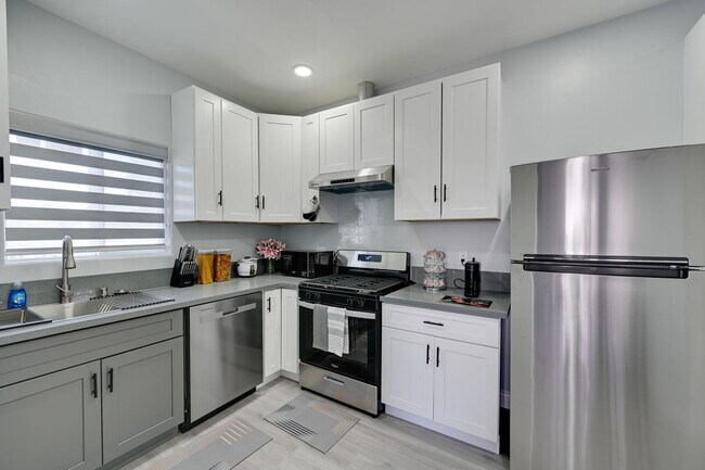 Building Photo - 7440 Hyatt St
