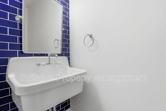 Building Photo - 525 W Lynwood St