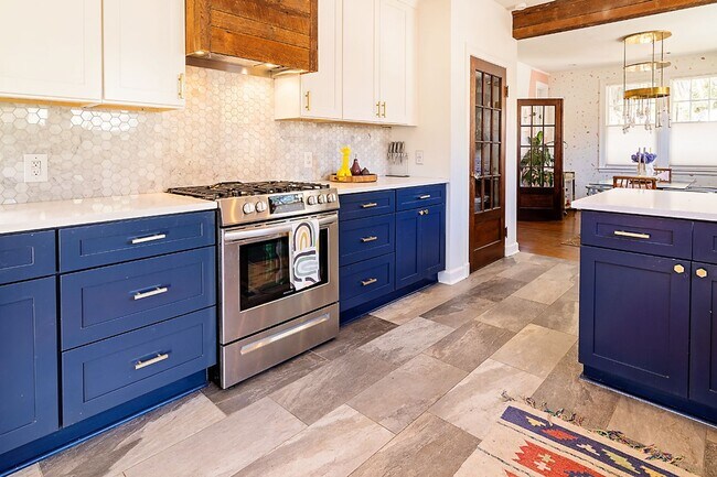 Building Photo - Bull St Bungalow