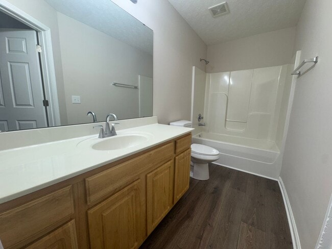 Building Photo - Spacious 3 bedroom, two bathroom home clos...