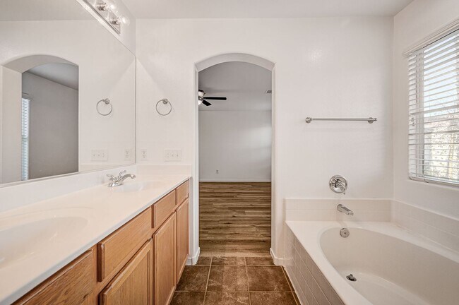 Building Photo - Stunning 4 Bed 2.5 Bath!