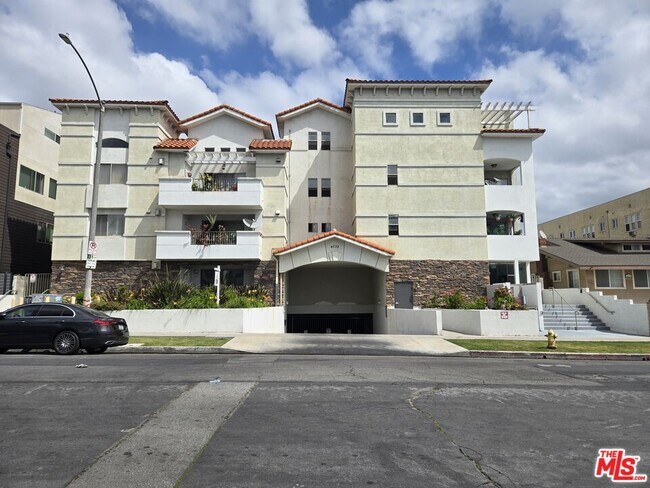 Building Photo - 4733 Elmwood Ave