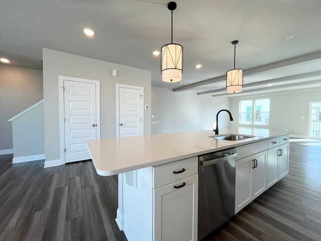 Building Photo - **OFFERING FIRST MONTH'S RENT FREE, $200 MOVE IN PROMOTION & REFUNDABLE APPLICATION FEES** New Co...