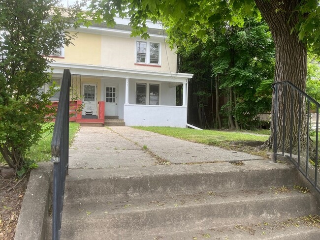 Building Photo - Newly Renovated 3 Bedroom House