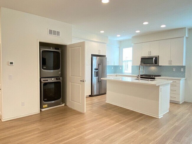 Building Photo - 3 bed, 3.5bath wihtin The Pacific Ridge Community in Oceanside