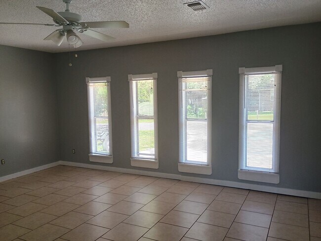Building Photo - 4 bedroom 2 bathroom House- fenced in yard