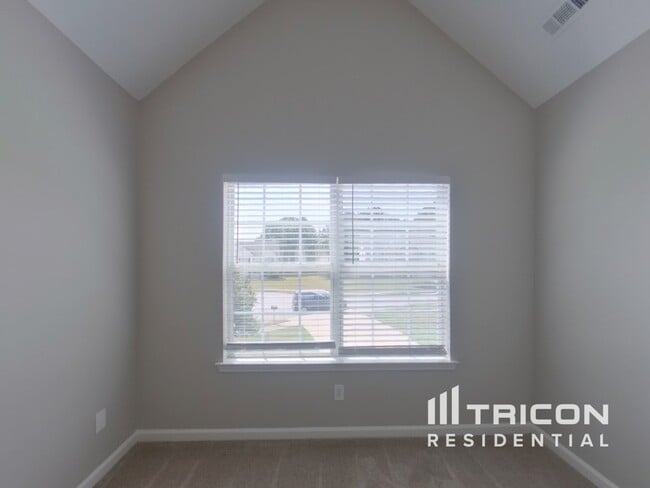 Building Photo - 731 Tullamore Way