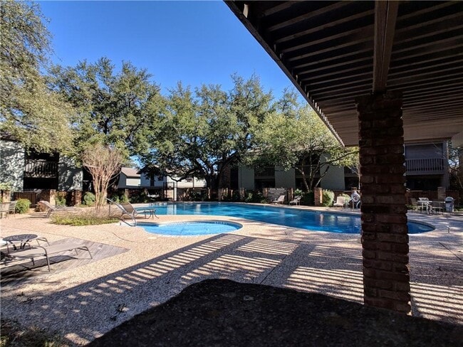 Building Photo - 7122 Wood Hollow Dr