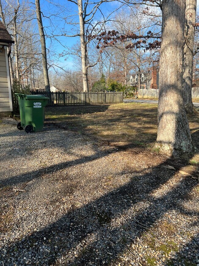 Building Photo - 300 Pleasants Dr