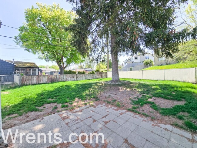 Building Photo - charming 2-bedroom, 1-bathroom ranch-style...