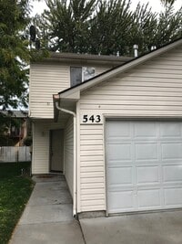 Building Photo - 1 car garage with 2 bedroom and 1.5 bathrooms, this townhome will not last long