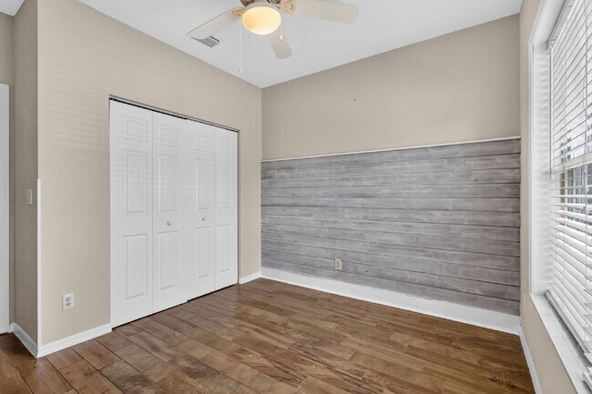 Building Photo - "Charming 2 Bed plus Den, 2-Bath Townhouse with 1500 Sq Ft of Comfort in Greenacres!"