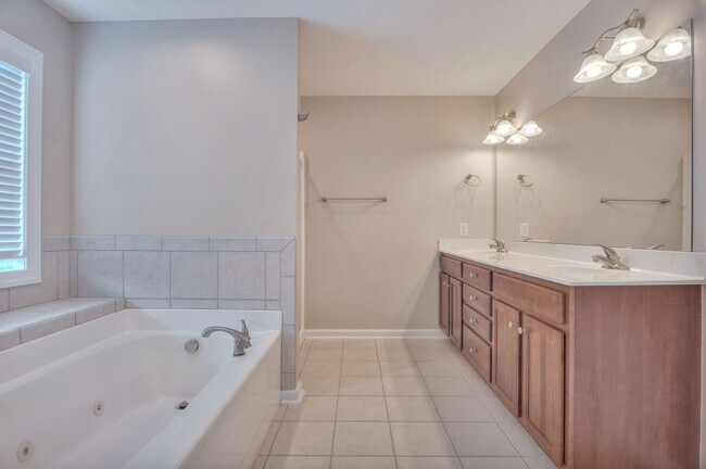 Building Photo - 107 McKinnon Pl