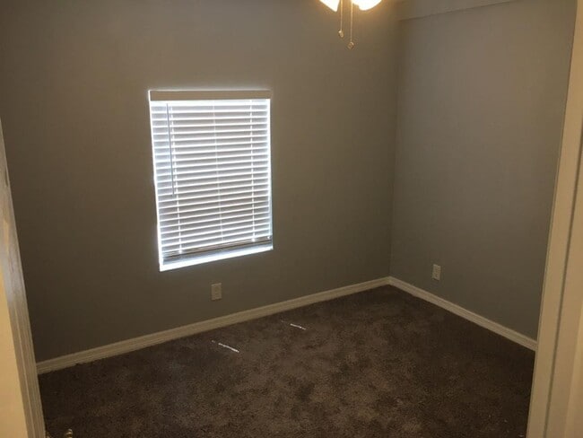 Building Photo - Updated 4/1 Home in St Petersburg