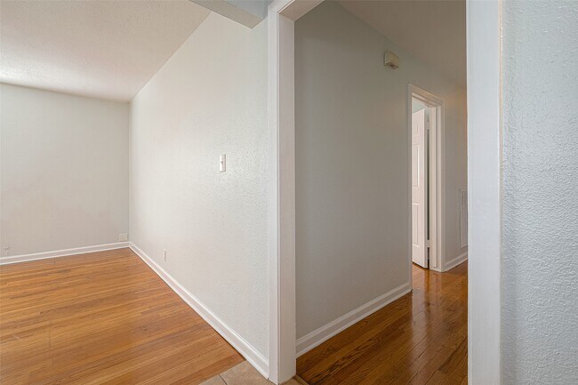 Building Photo - 4923 Poinciana Dr