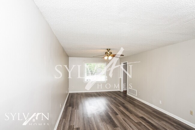 Building Photo - Enjoy the coziness of this darling home