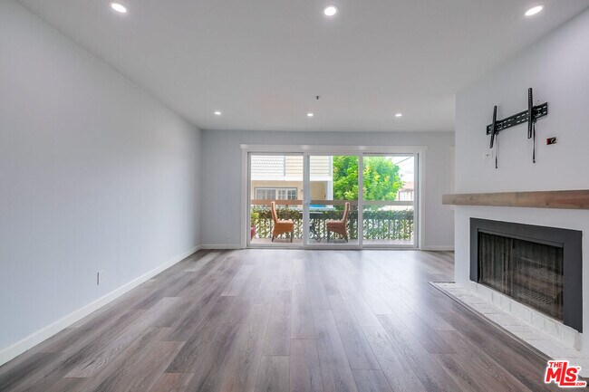 Building Photo - 230 S Catalina Ave