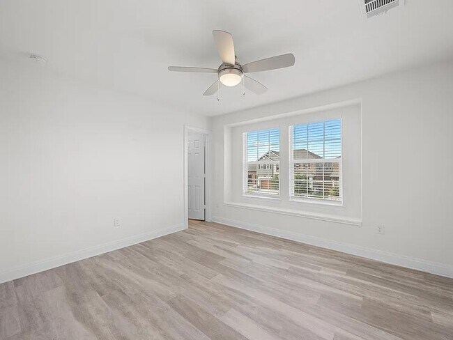 Building Photo - 528 Ayinger Ln