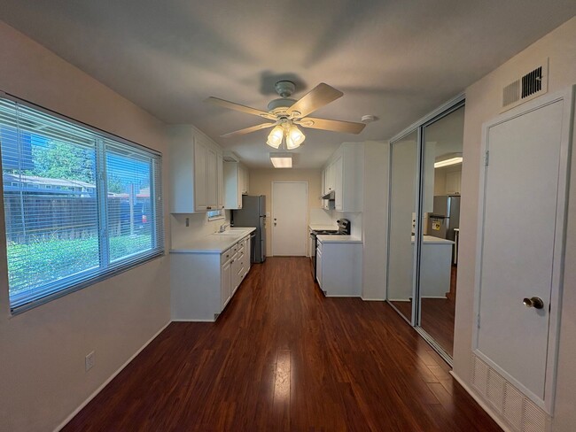 Building Photo - 2 bedroom condo is central location near e...