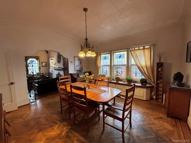 Building Photo - 329 E Chester St