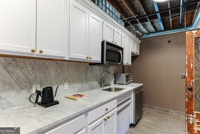 Building Photo - 585 White Cir