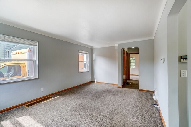 Building Photo - 347 Darrow Ave