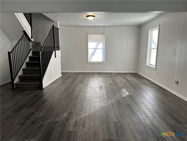 Building Photo - 882 Buerger Ln