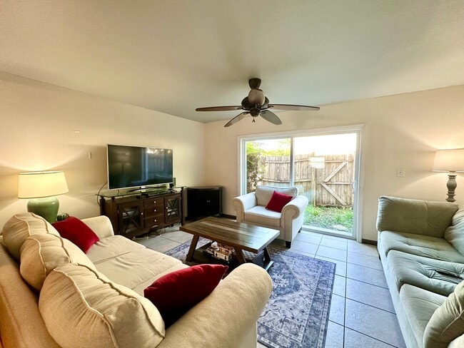 Building Photo - Simple & comfortable 2Beds/1Bath condo-liv...