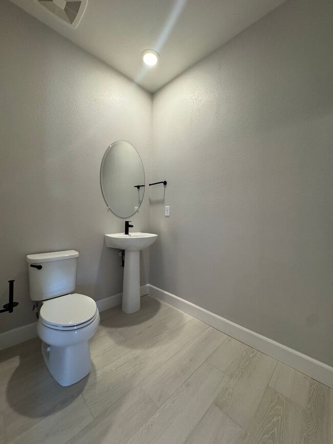 Building Photo - 1521 Golf Club Dr