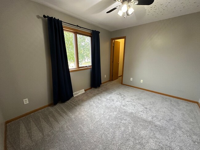 Building Photo - Huge 3BR/3BA house on Madison's West Side!