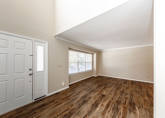 Building Photo - Stunning 5 Bedroom, 3.5 Bath Remodeled Hom...