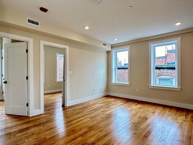 Building Photo - Nicely renovated 2 bed condo in the heart of the North End.