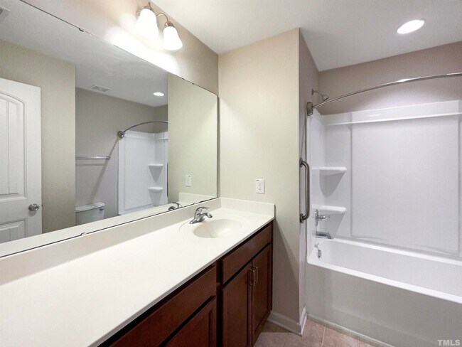 Building Photo - 3 Bedroom 2.5 Bathroom End Unit Townhome w/ 1 car garage, fenced in backyard in Flowers Plantatio...
