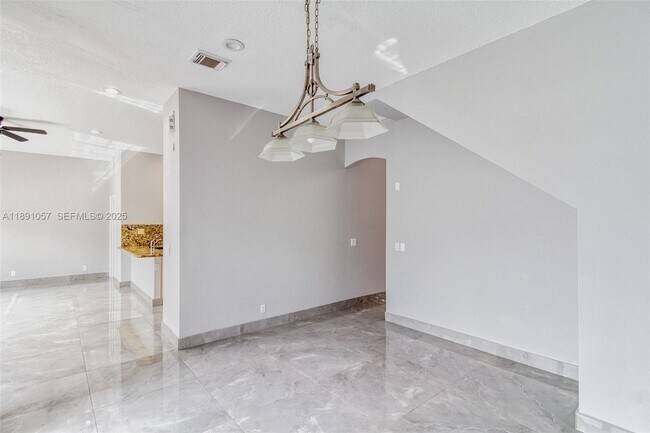 Building Photo - 3810 SW 51st St