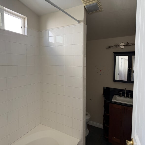 Building Photo - 11068 Plainview Ave