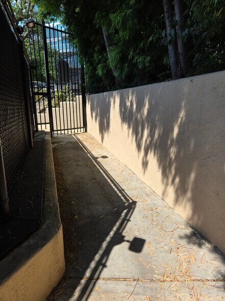 locked gate for keyed entrance to the mall for residence only - 8830 Via Andar