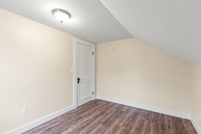 Building Photo - Spacious 3-Bed/1.5-Bath Home with Classic ...