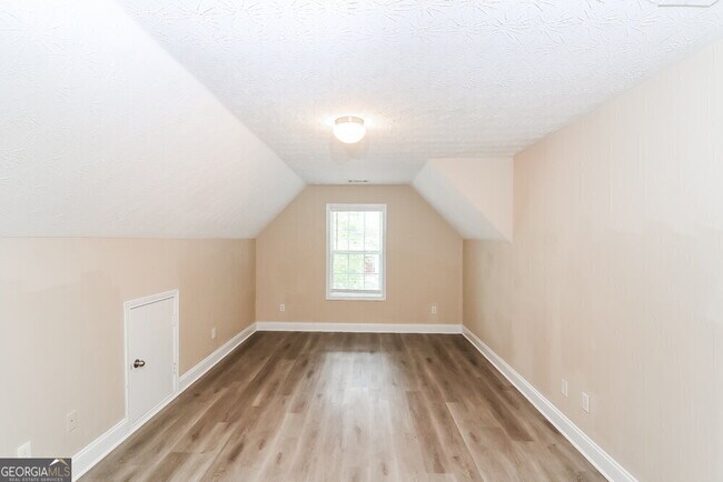 Building Photo - 4560 Ferncrest Pl