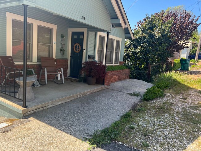 Building Photo - Updated home in the Heart of Downtown Grass Valley
